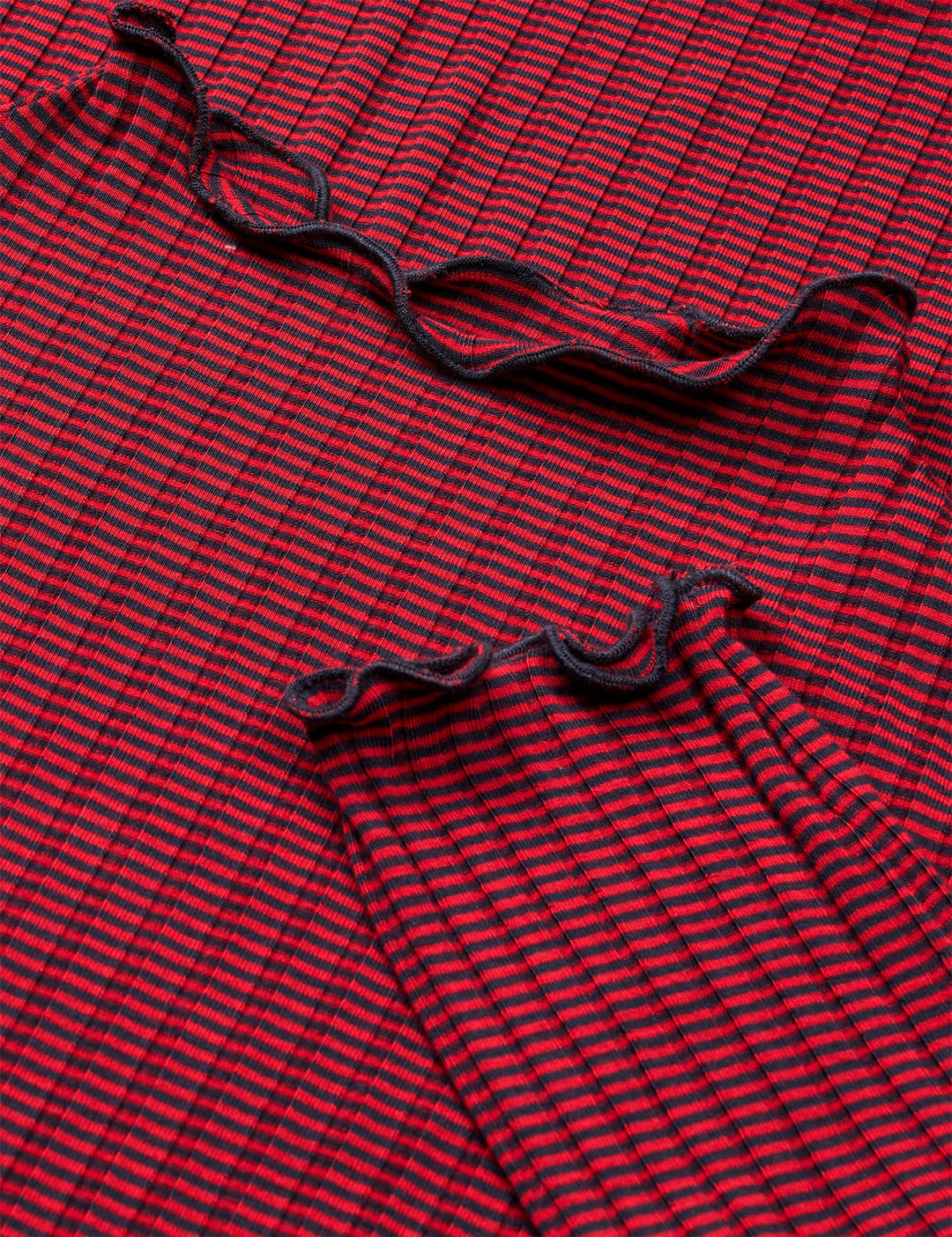 Mads Nørgaard 5x5 Stripe Trutte Tee LS i Parisian Night/High Risk Red. Ribstrikket langærmet t-shirt i EcoVero viskose.