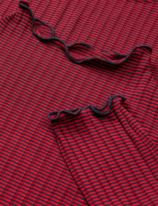 Mads Nørgaard 5x5 Stripe Trutte Tee LS i Parisian Night/High Risk Red. Ribstrikket langærmet t-shirt i EcoVero viskose.