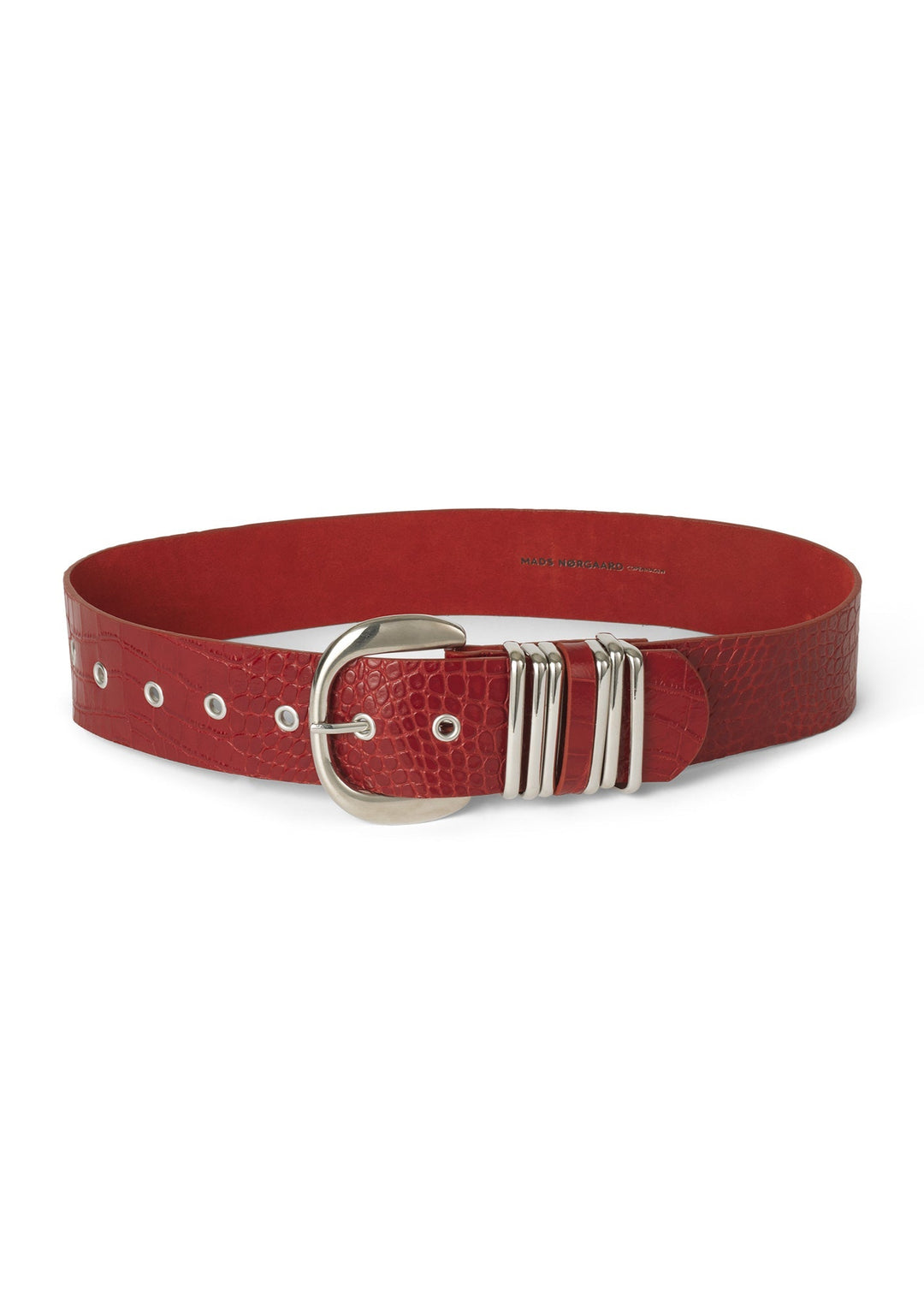 Mads Nørgaard Leather Seeking Susan Belt i Winery – reptilpræget læder med buet metalspænde og metalstropper.