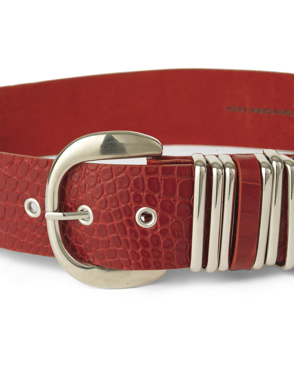 Mads Nørgaard Leather Seeking Susan Belt i Winery – reptilpræget læder med buet metalspænde og metalstropper.