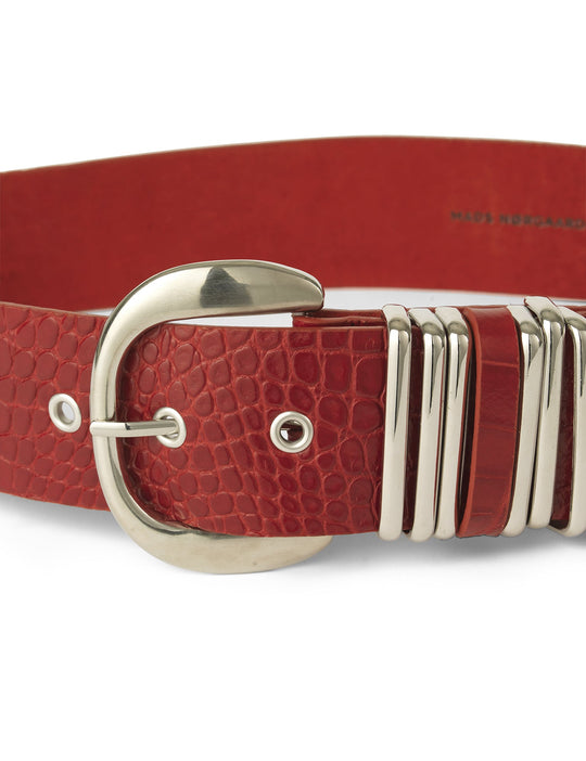 Mads Nørgaard Leather Seeking Susan Belt i Winery – reptilpræget læder med buet metalspænde og metalstropper.