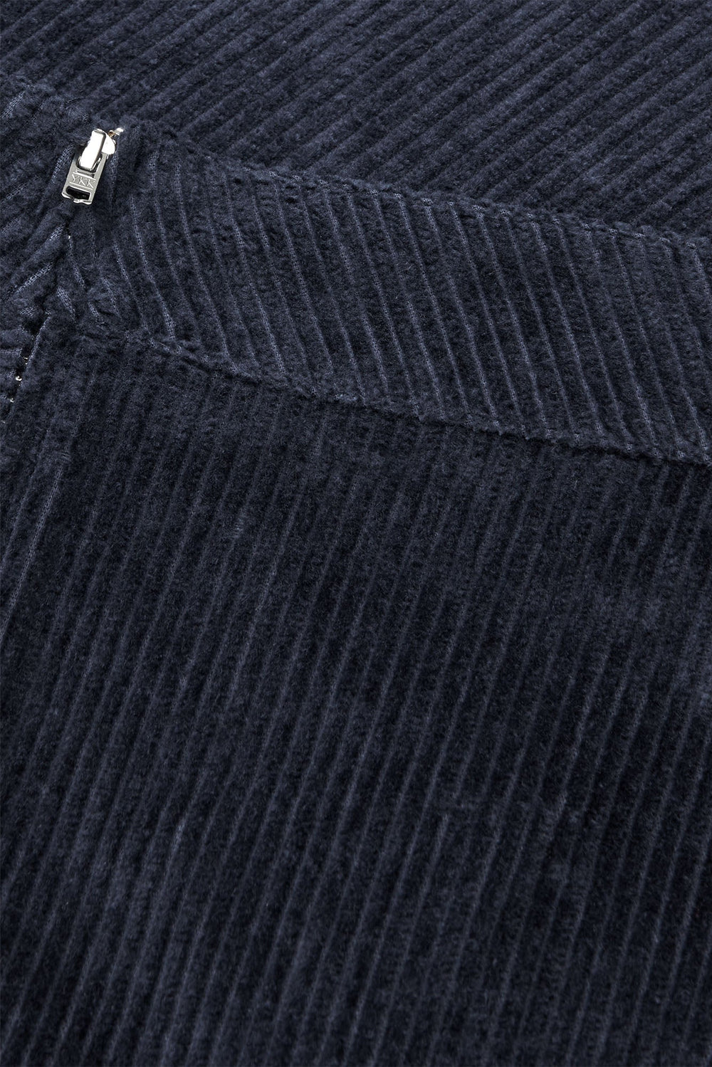 Pretty Cord Stelly Skirt i Parisian Night: A-formet midi-nederdel i 100 % økologisk bomuld med høj talje og sidelommer. Elegant og bæredygtig.