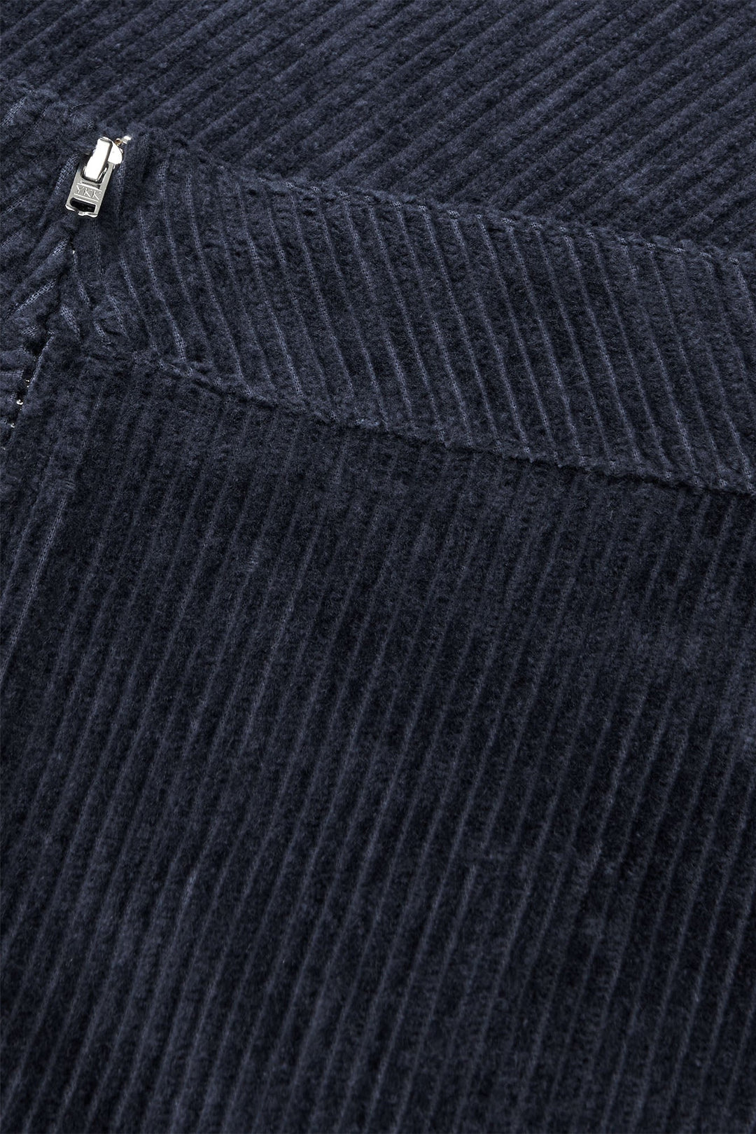 Pretty Cord Stelly Skirt i Parisian Night: A-formet midi-nederdel i 100 % økologisk bomuld med høj talje og sidelommer. Elegant og bæredygtig.