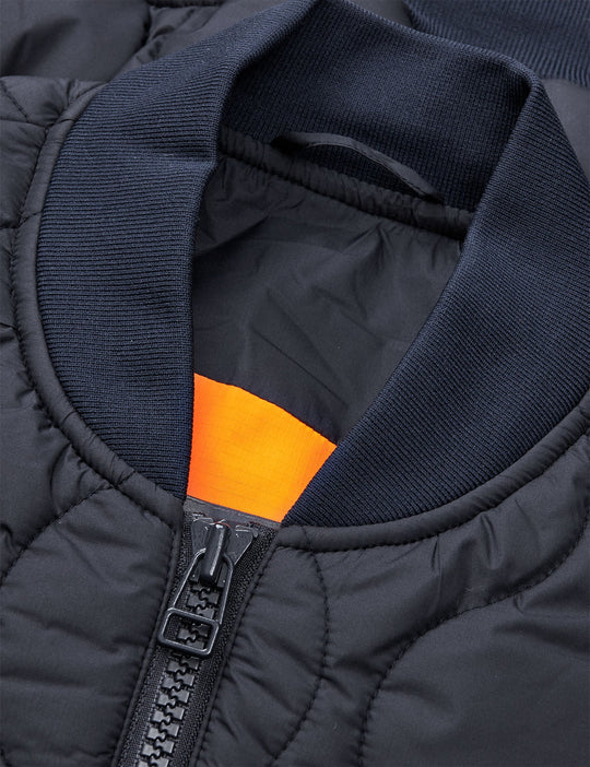 Mads Nørgaard Light Ripstop Aya Vest i Parisian Night. Boxy og vandafvisende termovest med cut-away krave og store lommer.