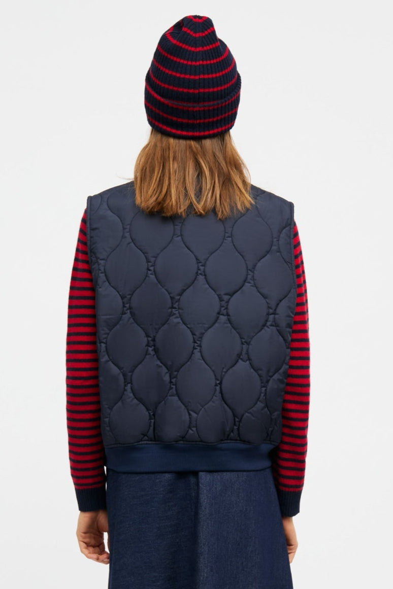 Mads Nørgaard Light Ripstop Aya Vest i Parisian Night. Boxy og vandafvisende termovest med cut-away krave og store lommer.