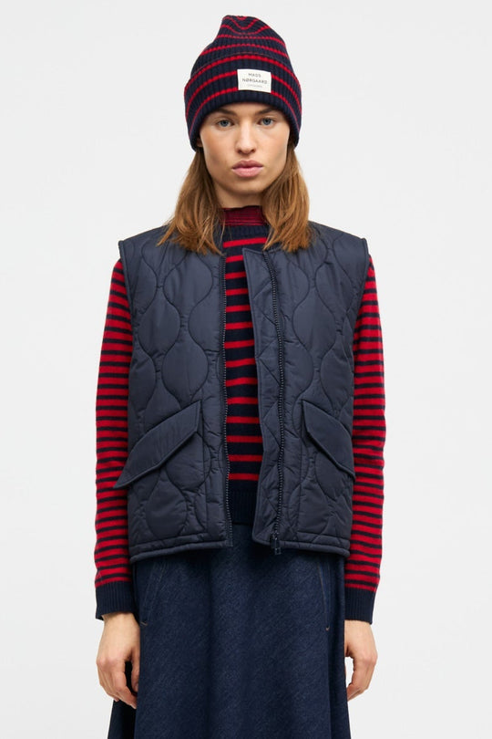 Mads Nørgaard Light Ripstop Aya Vest i Parisian Night. Boxy og vandafvisende termovest med cut-away krave og store lommer.