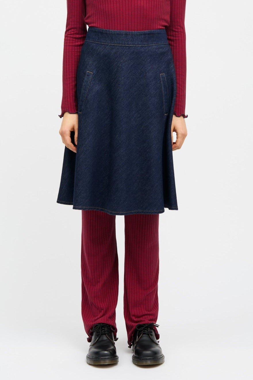 Mads Nørgaard Cosy Denim Stelly Skirt i Dark Indigo. Højtaljet, A-formet denimnederdel i 100 % økologisk bomuld med sidelommer og lynlås bagpå for et klassisk og praktisk look.