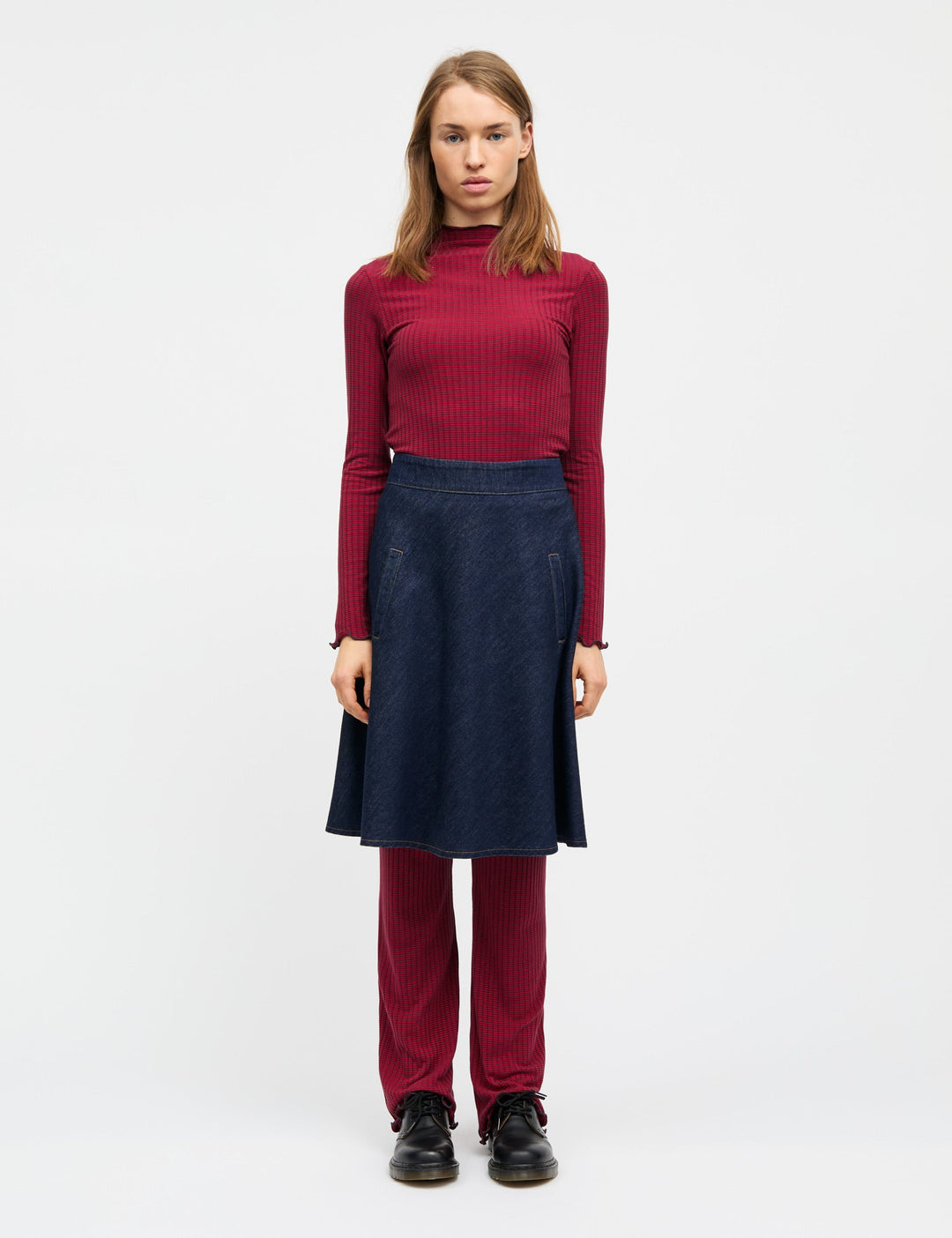 Mads Nørgaard Cosy Denim Stelly Skirt i Dark Indigo. Højtaljet, A-formet denimnederdel i 100 % økologisk bomuld med sidelommer og lynlås bagpå for et klassisk og praktisk look.