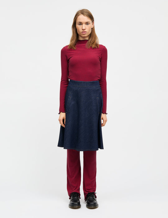 Mads Nørgaard Cosy Denim Stelly Skirt i Dark Indigo. Højtaljet, A-formet denimnederdel i 100 % økologisk bomuld med sidelommer og lynlås bagpå for et klassisk og praktisk look.