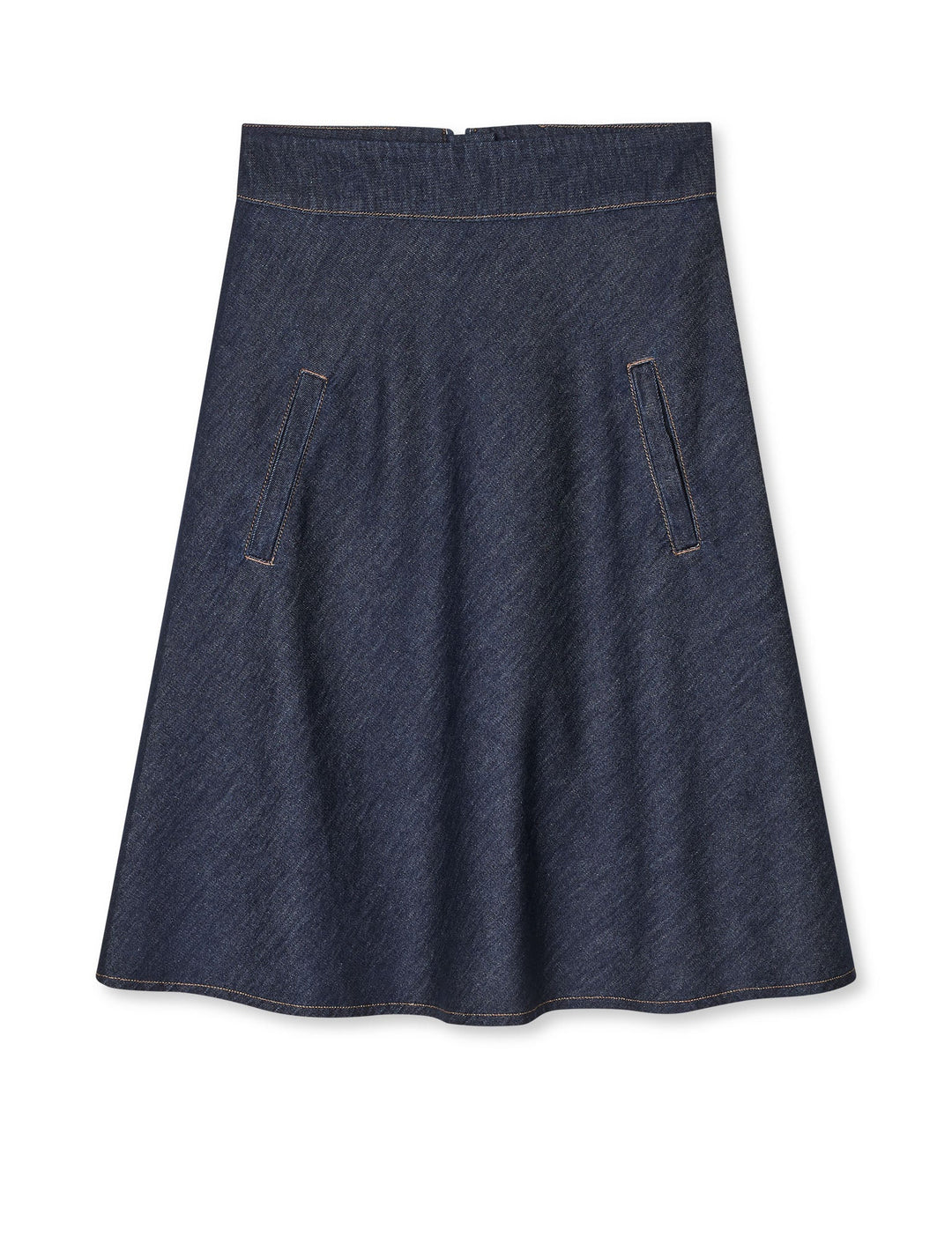Mads Nørgaard Cosy Denim Stelly Skirt i Dark Indigo. Højtaljet, A-formet denimnederdel i 100 % økologisk bomuld med sidelommer og lynlås bagpå for et klassisk og praktisk look.