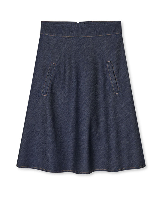 Mads Nørgaard Cosy Denim Stelly Skirt i Dark Indigo. Højtaljet, A-formet denimnederdel i 100 % økologisk bomuld med sidelommer og lynlås bagpå for et klassisk og praktisk look.