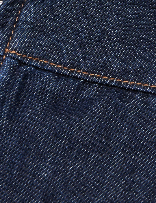 Mads Nørgaard Cosy Denim Stelly Skirt i Dark Indigo. Højtaljet, A-formet denimnederdel i 100 % økologisk bomuld med sidelommer og lynlås bagpå for et klassisk og praktisk look.