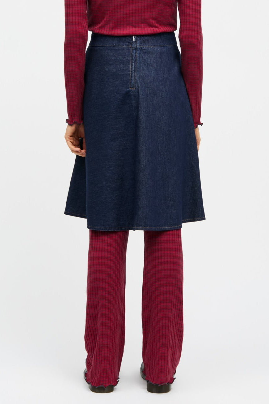 Mads Nørgaard Cosy Denim Stelly Skirt i Dark Indigo. Højtaljet, A-formet denimnederdel i 100 % økologisk bomuld med sidelommer og lynlås bagpå for et klassisk og praktisk look.