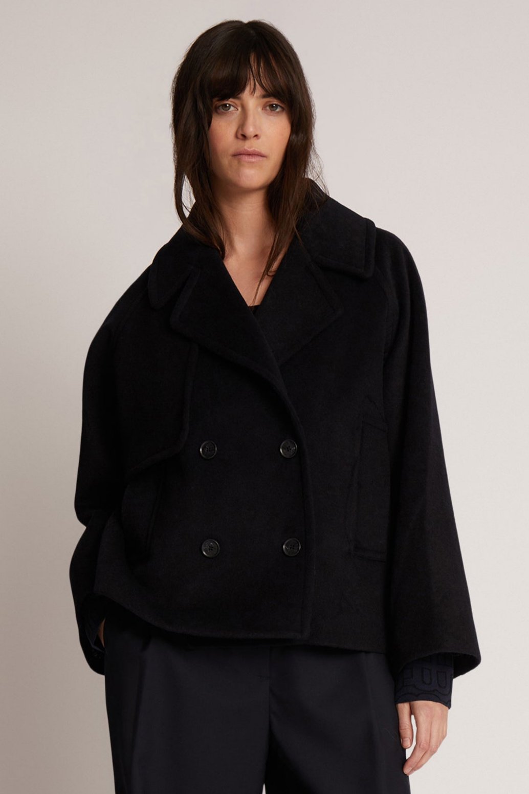 Munthe Thoke Jakke i navy – klassisk jakke i blød uldblanding med dobbeltradet knaplukning, bred krave og praktiske lommer, normal pasform.