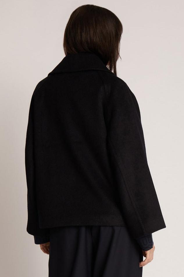 Munthe Thoke Jakke i navy – klassisk jakke i blød uldblanding med dobbeltradet knaplukning, bred krave og praktiske lommer, normal pasform.