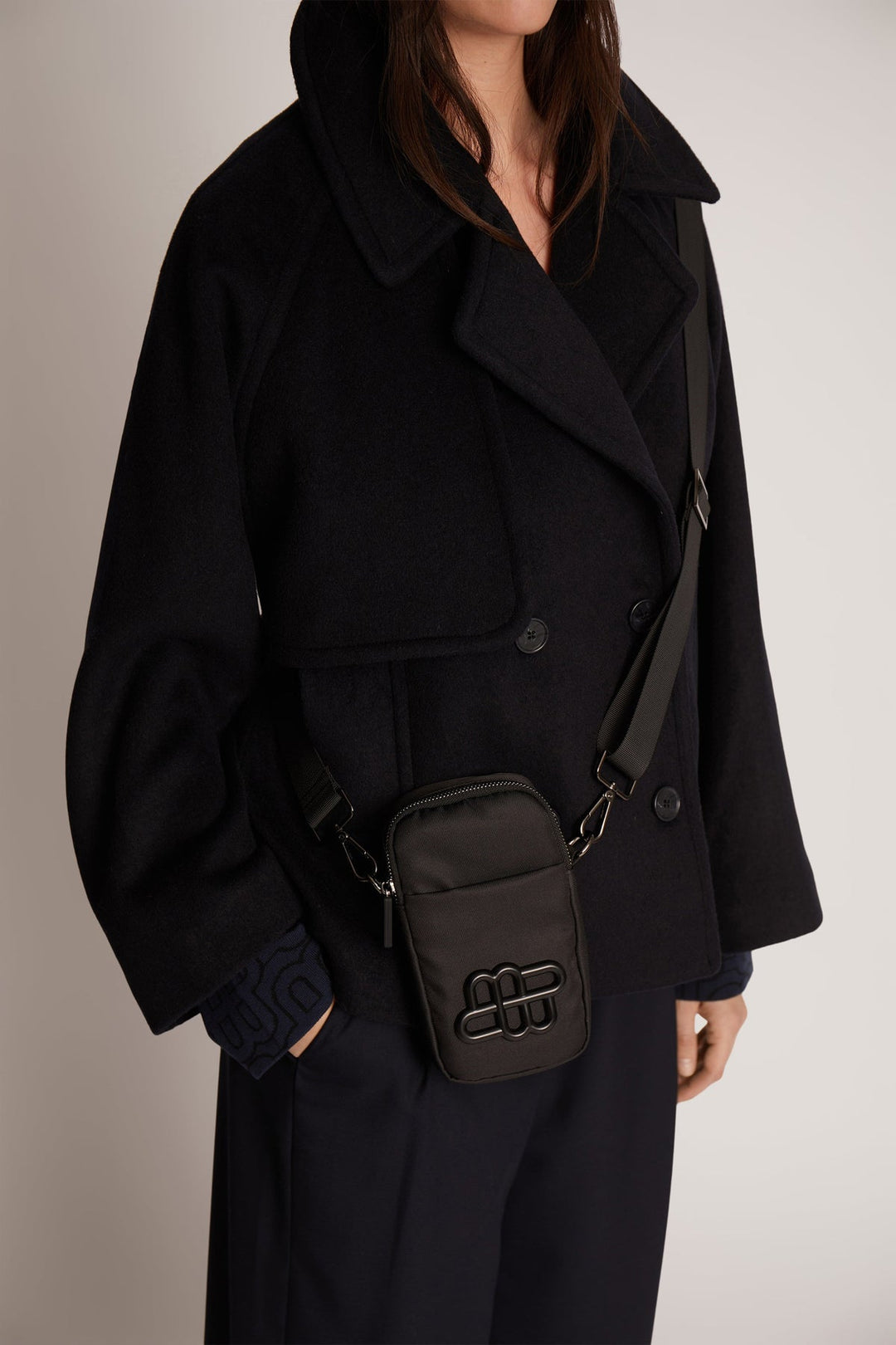 Munthe Thoke Jakke i navy – klassisk jakke i blød uldblanding med dobbeltradet knaplukning, bred krave og praktiske lommer, normal pasform.