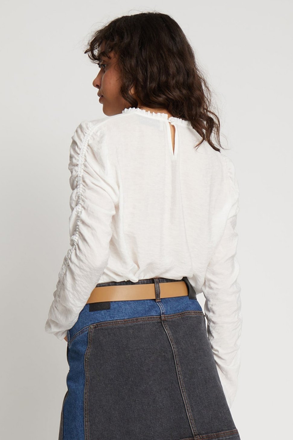 Munthe Seima Bluse i Hvid - Elegant Bluse med Flæse- og Snøre Detaljer