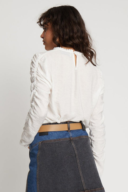 Munthe Seima Bluse i Hvid - Elegant Bluse med Flæse- og Snøre Detaljer