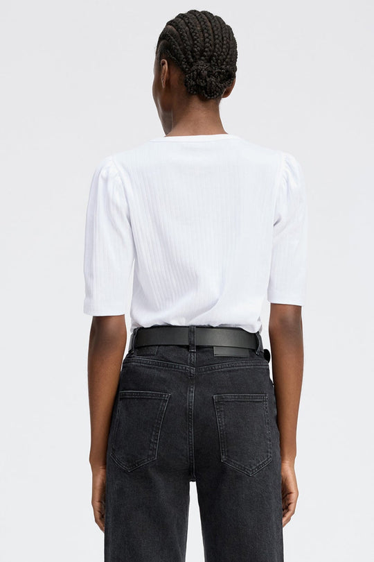 Munthe Parsa T-shirt i Økologisk Bomuld med Feminine Pufærmer