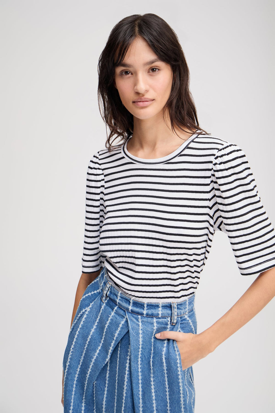 Munthe Jikolaz T-shirt – stribet design med feminint pufærme i sort. 100% økologisk bomuld. Stilfuld og komfortabel.