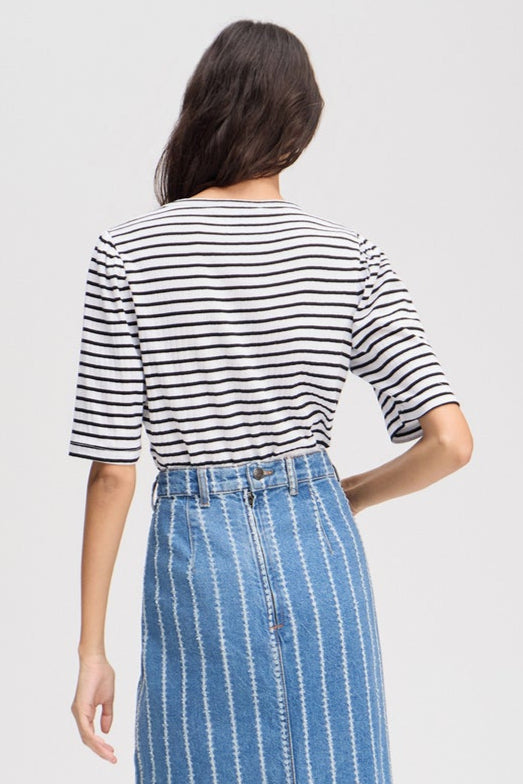 Munthe Jikolaz T-shirt – stribet design med feminint pufærme i sort. 100% økologisk bomuld. Stilfuld og komfortabel.