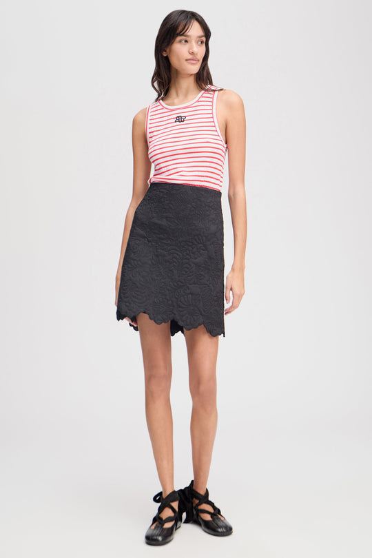 Munthe Tezza Tank Top i økologisk bomuld. Tæt pasform, rund hals og elegant broderi.