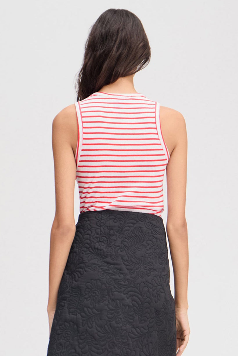 Munthe Tezza Tank Top i økologisk bomuld. Tæt pasform, rund hals og elegant broderi.