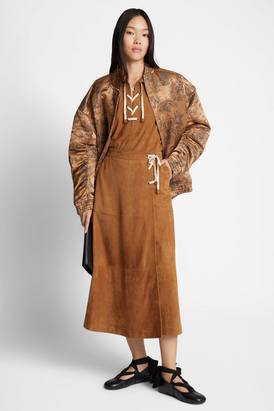 Munthe Filothea Skirt – camel ruskindsnederdel med elegant bindedetalje, midi-længde og lynlåslukning. Luksuriøs og tidløs.