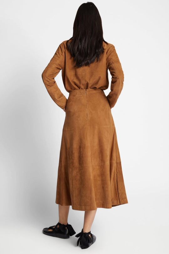 Munthe Filothea Skirt – camel ruskindsnederdel med elegant bindedetalje, midi-længde og lynlåslukning. Luksuriøs og tidløs.