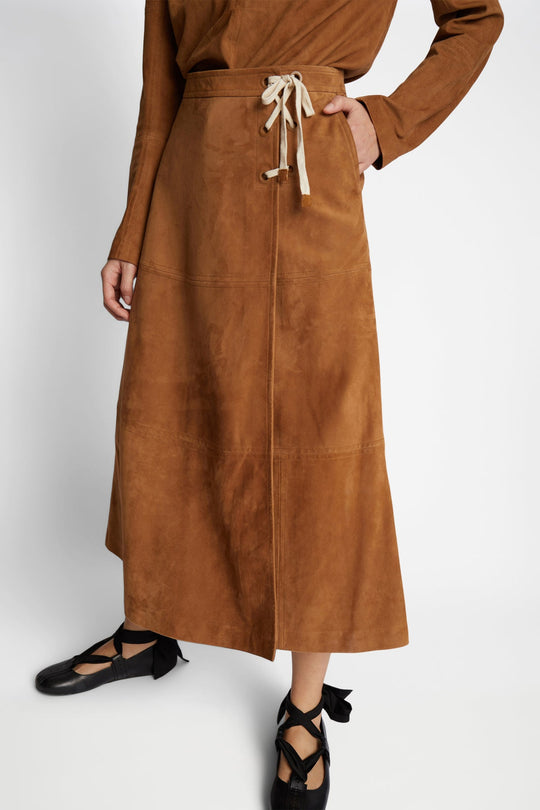 Munthe Filothea Skirt – camel ruskindsnederdel med elegant bindedetalje, midi-længde og lynlåslukning. Luksuriøs og tidløs.