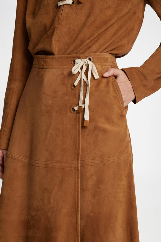 Munthe Filothea Skirt – camel ruskindsnederdel med elegant bindedetalje, midi-længde og lynlåslukning. Luksuriøs og tidløs.