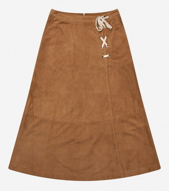 Munthe Filothea Skirt – camel ruskindsnederdel med elegant bindedetalje, midi-længde og lynlåslukning. Luksuriøs og tidløs.