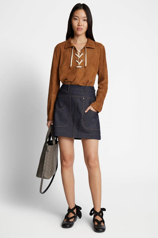 Munthe Felisha Skirt – kort denimnederdel i 100% økologisk bomuld med oversize lommer og tætsiddende pasform. Trendy og bæredygtig.