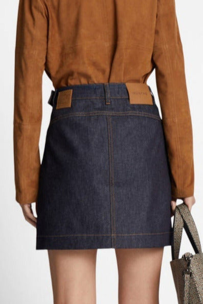 Munthe Felisha Skirt – kort denimnederdel i 100% økologisk bomuld med oversize lommer og tætsiddende pasform. Trendy og bæredygtig.