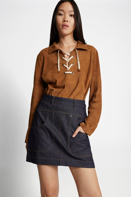 Munthe Felisha Skirt – kort denimnederdel i 100% økologisk bomuld med oversize lommer og tætsiddende pasform. Trendy og bæredygtig.