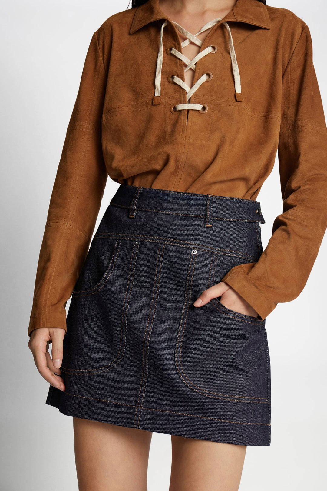 Munthe Felisha Skirt – kort denimnederdel i 100% økologisk bomuld med oversize lommer og tætsiddende pasform. Trendy og bæredygtig.