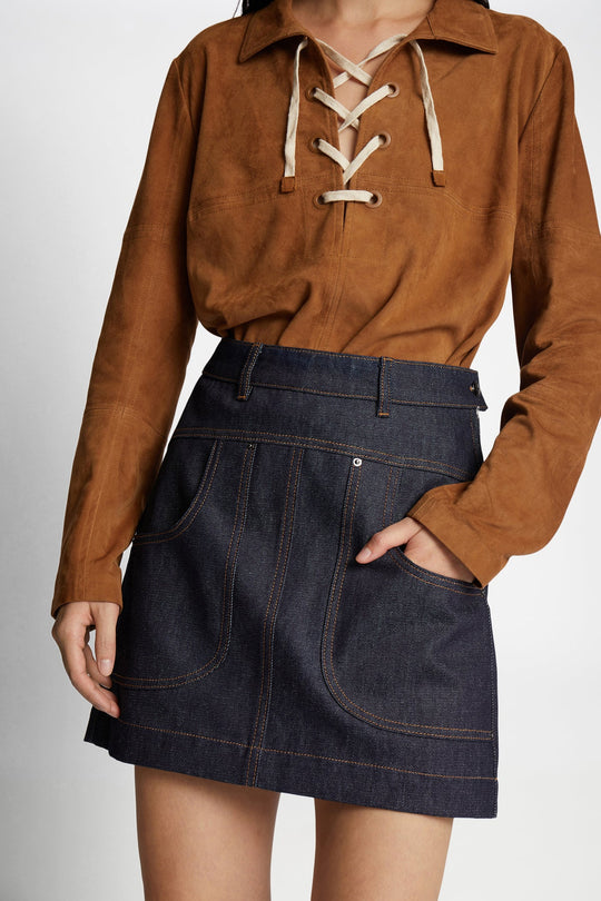 Munthe Felisha Skirt – kort denimnederdel i 100% økologisk bomuld med oversize lommer og tætsiddende pasform. Trendy og bæredygtig.