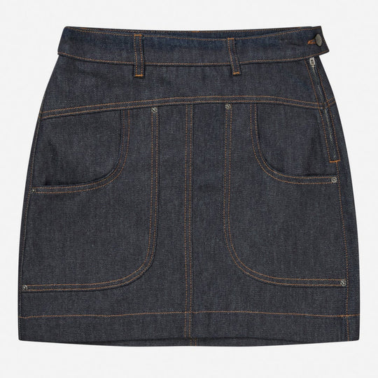 Munthe Felisha Skirt – kort denimnederdel i 100% økologisk bomuld med oversize lommer og tætsiddende pasform. Trendy og bæredygtig.