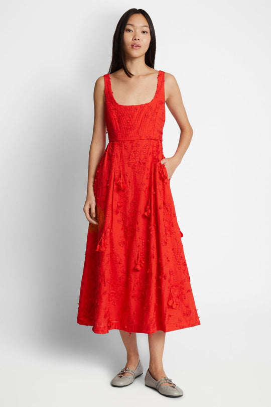 Munthe Fronia Kjole – tætsiddende rød kjole med blomsterapplikationer, midi-længde og elegante detaljer.