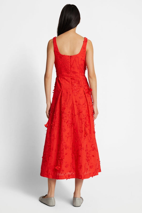 Munthe Fronia Kjole – tætsiddende rød kjole med blomsterapplikationer, midi-længde og elegante detaljer.