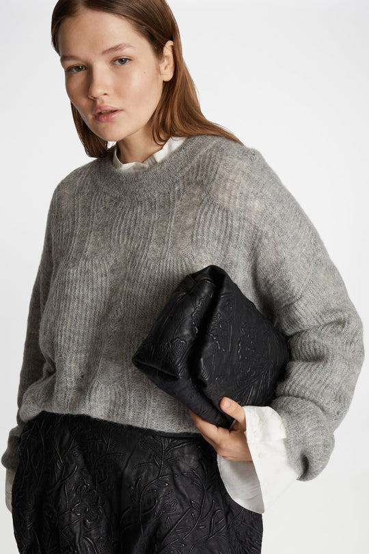 Munthe Fidessa Knit – blød strik med kabelmønster og løs pasform. Uldblanding for komfort og varme. Let og stilfuld.