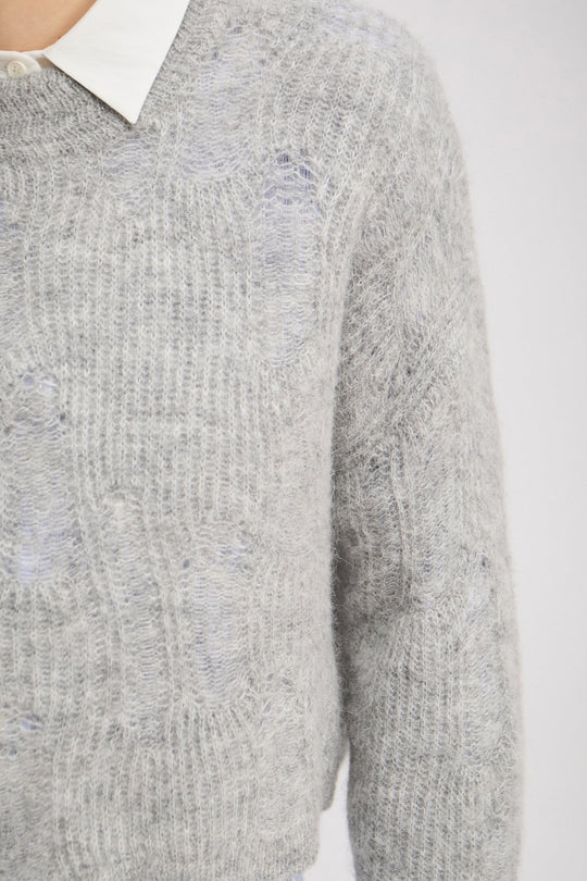 Munthe Fidessa Knit – blød strik med kabelmønster og løs pasform. Uldblanding for komfort og varme. Let og stilfuld.