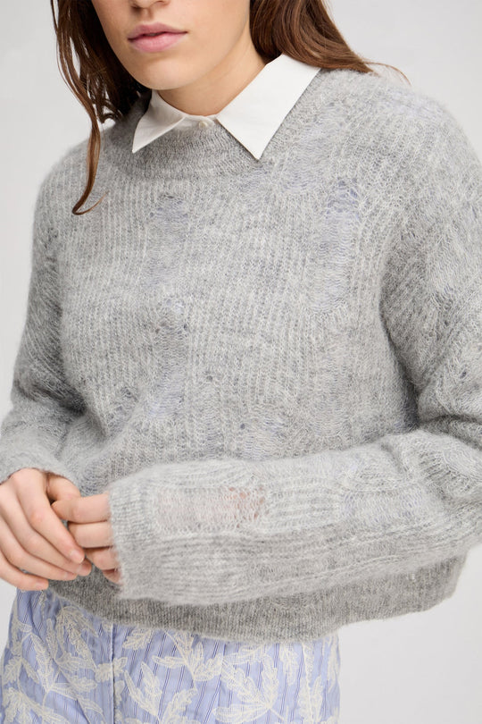 Munthe Fidessa Knit – blød strik med kabelmønster og løs pasform. Uldblanding for komfort og varme. Let og stilfuld.