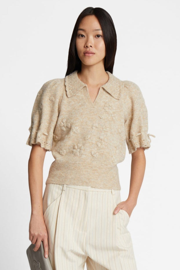 Munthe Fabroni Strik – blød polo-strik i uldblanding med blomsterbroderi og snøredetaljer. Regular fit og luksuriøs komfort.