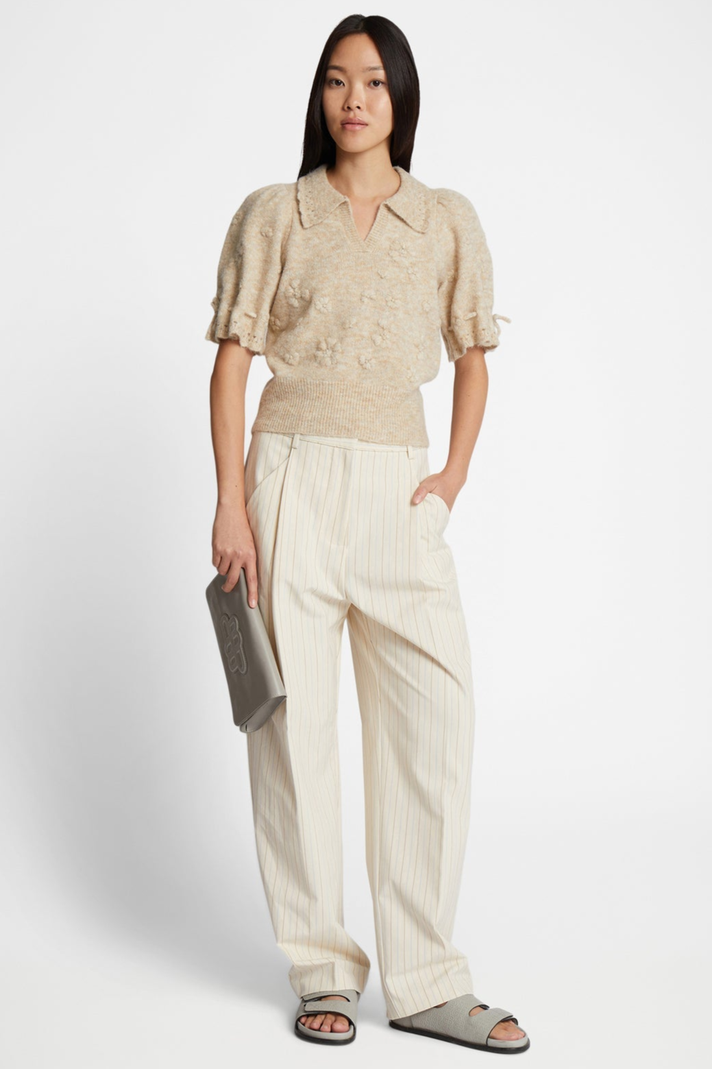 Munthe Fabroni Strik – blød polo-strik i uldblanding med blomsterbroderi og snøredetaljer. Regular fit og luksuriøs komfort.