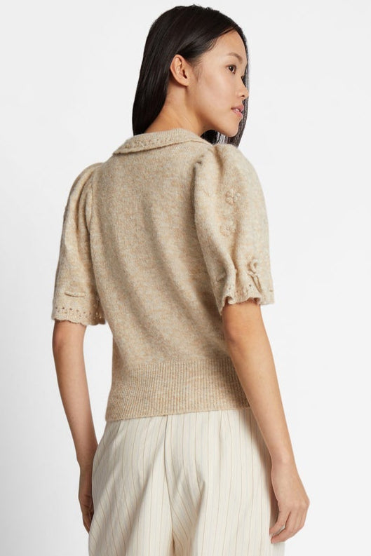 Munthe Fabroni Strik – blød polo-strik i uldblanding med blomsterbroderi og snøredetaljer. Regular fit og luksuriøs komfort.