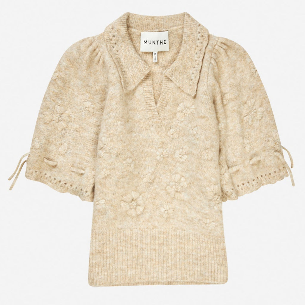 Munthe Fabroni Strik – blød polo-strik i uldblanding med blomsterbroderi og snøredetaljer. Regular fit og luksuriøs komfort.
