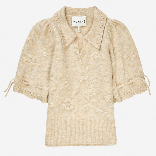 Munthe Fabroni Strik – blød polo-strik i uldblanding med blomsterbroderi og snøredetaljer. Regular fit og luksuriøs komfort.