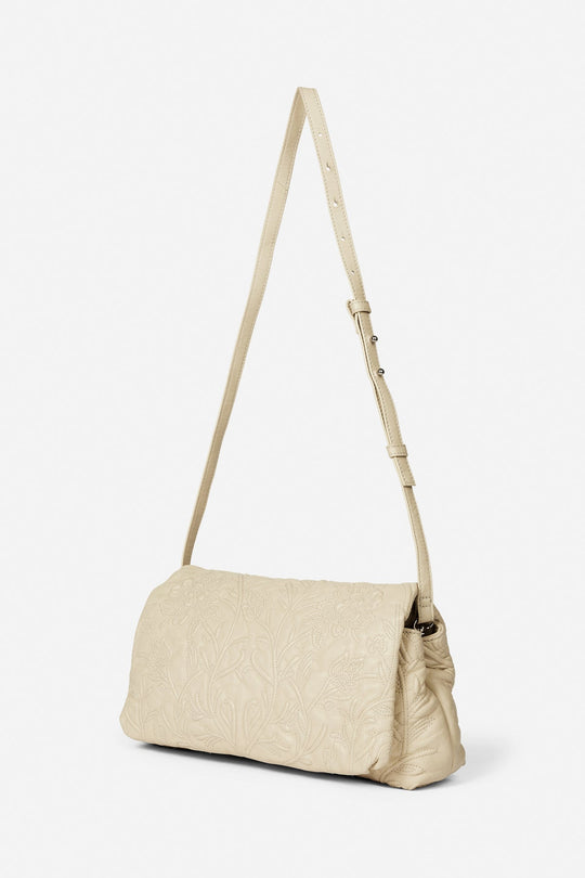 Munthe Foluke Bag – elegant lædertaske i beige med præget blomstermønster og aftagelig skulderrem