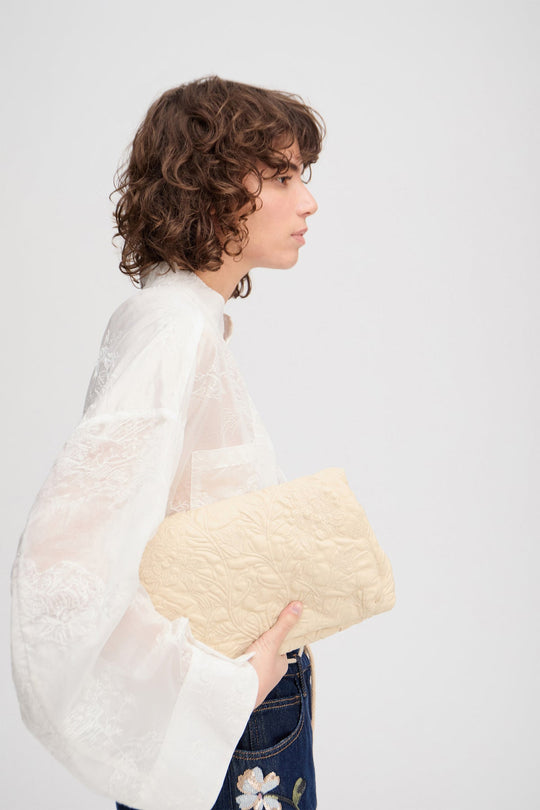 Munthe Foluke Bag – elegant lædertaske i beige med præget blomstermønster og aftagelig skulderrem